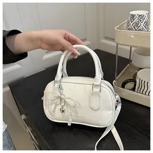 Détail du sac à bandoulière blanc avec nœud en perles et lettrage Fashion & Bag