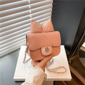 Petit sac à bandoulière rose matelassé avec grand nœud et fermoir fleur argentée