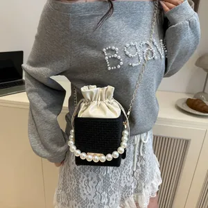 Modische schwarze gewebte Beuteltasche mit Perlengriff und goldener Kette für Damen