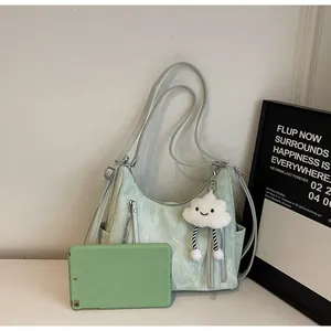 Dettaglio borsa arricciata verde menta con ciondolo a nuvola e zip in metallo