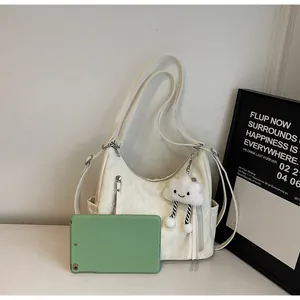 Capiente borsa a tracolla plissettata bianco sporco con iPad per mostrare lo spazio interno