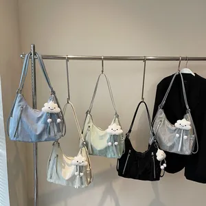 Sacs à main en nylon polyvalents en cinq couleurs avec breloques nuage mignonnes