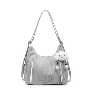 Sac à main argenté plissé pour femme avec charme nuage en peluche et double bandoulière