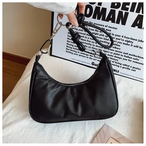 Détail du sac sous le bras en cuir PU noir avec ferrures argentées et bandoulière nouée