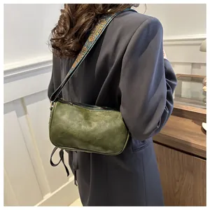 Olivgrüne Umhängetasche mit Details des breiten Schultergurts mit Vintage-Muster