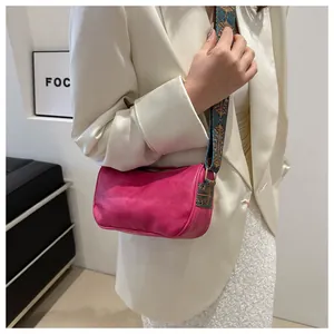 Roze cilindertas met een kleurrijke brede schouderriem in etnische stijl