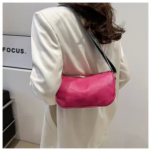 Fuchsiafarbene Umhängetasche aus Leder mit breitem, besticktem Riemen im Boho-Stil
