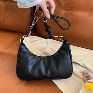 Sac hobo demi-lune noir minimaliste avec chaîne métallique asymétrique et bandoulière nouée