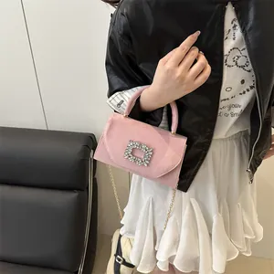 Elegante borsa a tracolla in camoscio rosa con fibbia di strass e catena in oro metallo