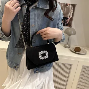 Elegante borsa quadrata in velluto nero con fibbia di diamanti e catena dorata