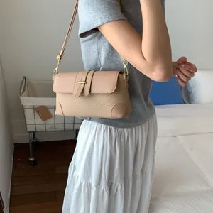 Détail du sac beige avec texture tissée et finition en similicuir lisse élégant