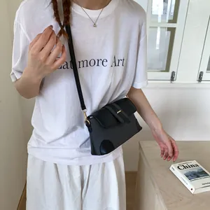 Sac bandoulière minimaliste noir et gris pour femme avec détails de texture tissée