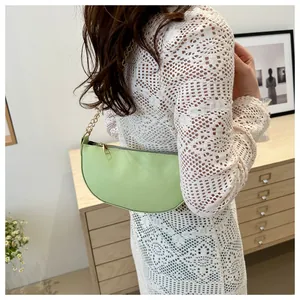 Hellgrüne Sichel-Tasche mit Litschistruktur und schicker goldener Kette