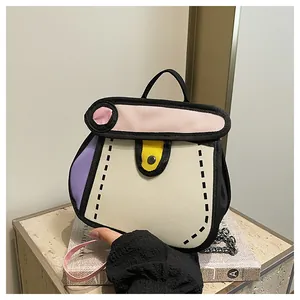 Detail der 2D-Cartoon-Handtasche mit markanten schwarzen Umrissen und bunten Patchwork-Farben