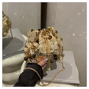 Macro di borsa a secchiello con paillettes dorate, coulisse di perle e catena metallica