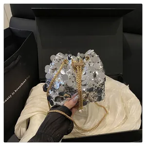 Dettaglio della borsa a secchiello con paillettes argento e catena d'oro con perle