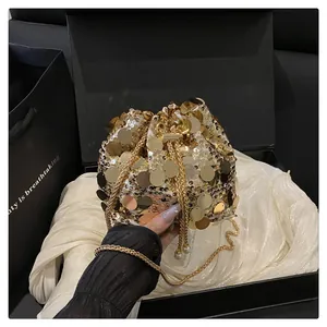Dettaglio della borsa a secchiello con paillettes e catena in confezione regalo
