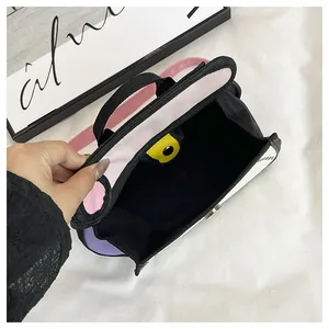 Detailansicht des 2D-Cartoon-Tascheninneren mit schwarzem Hauptfach und gelber Tasche