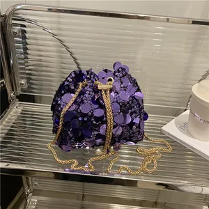 Secchiello di paillettes viola con catena dorata e dettagli in perle bianche