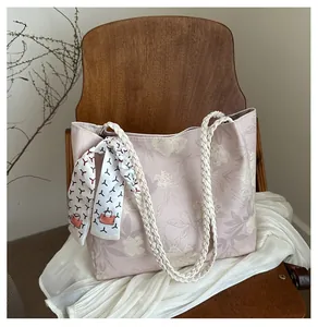 Sac fourre-tout rose à fleurs avec anses en corde tressée et foulard en soie décoratif