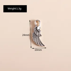 Vue détaillée des breloques plumes argentées vintage avec dimensions de 24mm x 10mm