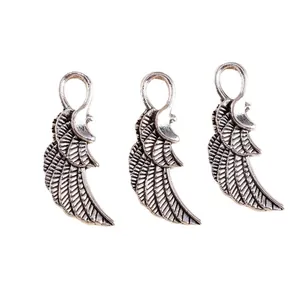 Trois pendentifs d'ailes d'ange en alliage argenté antique avec détails de plumes
