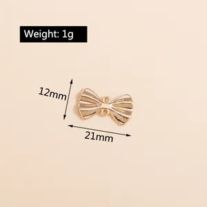 Macro-opname van goudkleurige vlinder hanger van 21mm met dubbele verbindingsringen