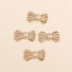 Set van vier gouden vlinderhangers met dubbele lussen voor DIY-sieraden maken