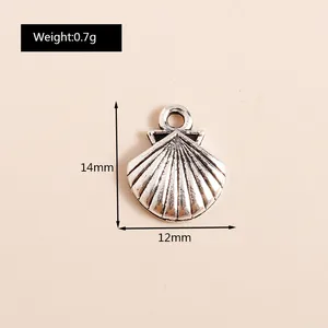 Détail du pendentif coquillage en alliage argenté montrant 14mm de haut et 12mm de large