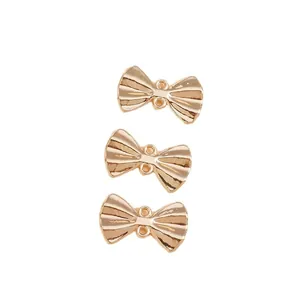 Drie vergulde vlinderhangers van legering voor DIY-sieraden op een witte achtergrond
