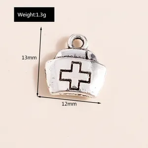 Macro d'un pendentif bonnet d'infirmière en alliage argenté mesurant 13mm sur 12mm