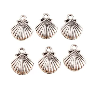 Détail macro de pendentifs coquillages argent vintage avec texture pour création bijoux