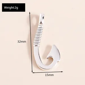 Vue détaillée du pendentif hameçon argenté avec dimensions 32x15mm et poids de 2g