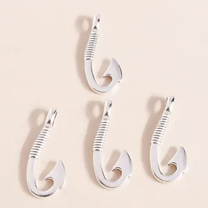 Lot de quatre pendentifs hameçons en alliage argenté pour la création de bijoux DIY