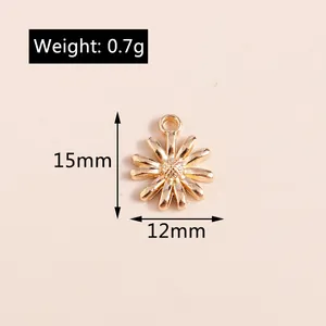 Macro view of gold daisy flower alloy pendant showing 15mm by 12mm dimensions and 0.7g weight