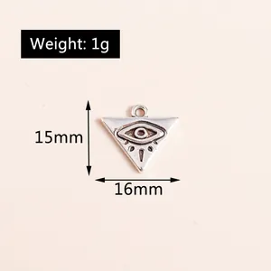 Makrodetail des Dreieck-Augenanhängers in Silberoptik mit Maßen von 15x16 mm