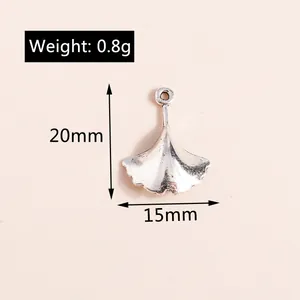 Detailansicht silberner Ginkgoblatt-Anhänger mit Maßen 20mm x 15mm und 0,8g Gewicht