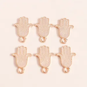 Detail von sechs vergoldeten Hamsa-Hand-Anhängern für DIY-Schmuck in 2x3-Anordnung