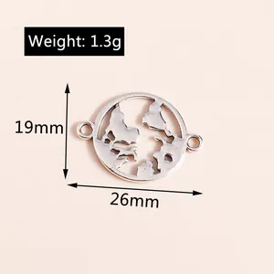 Makroaufnahme einer 26 mm silbernen Weltkarten-Anhänger-Öse für DIY-Schmuckzubehör