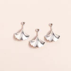 Drei silberne Ginkgoblatt Anhänger mit eleganter Fächerform für DIY Schmuckherstellung