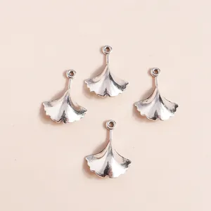 Set mit vier silbernen Ginkgoblatt-Anhängern mit feinen Adern für DIY-Schmuck