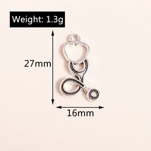 Dettaglio dimensioni del ciondolo stetoscopio argento: 27mm di altezza e 16mm di larghezza