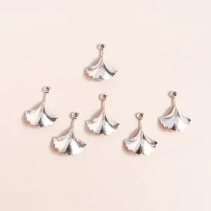 Set mit sechs silbernen Ginkgoblatt-Anhängern mit feinen Metalltexturen für DIY-Schmuck