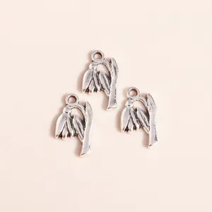 Détails macro de breloques muguet en argent antique pour création de bijoux DIY