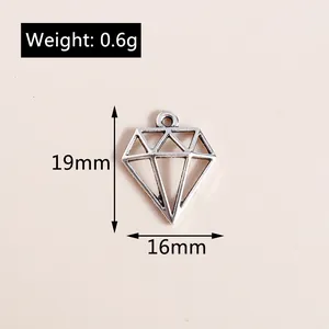 Makroaufnahme eines 19x16mm silbernen Rautenanhängers mit Maßen und 0,6g Gewicht