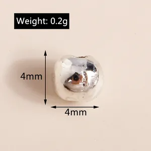 Makroaufnahme einer versilberten 4mm Metallperle mit glänzender Oberfläche für Schmuck
