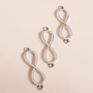 Drei silberne Infinity-Anhänger aus Legierung mit zwei Ösen für DIY-Schmuck in Nahaufnahme