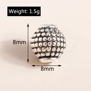 Makroaufnahme einer 8mm Vintage-Silberlegierung-Laternenperle mit Textur für DIY-Schmuck