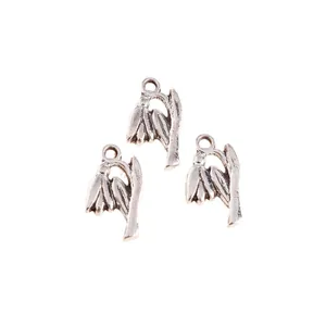 Trois pendentifs fleur en argent vintage avec boucle pour création de bijoux DIY sur blanc