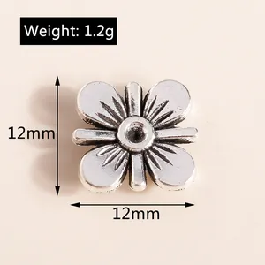 Detailansicht eines 12mm Blumenanhängers aus Silberlegierung mit feiner Textur und Größenangabe